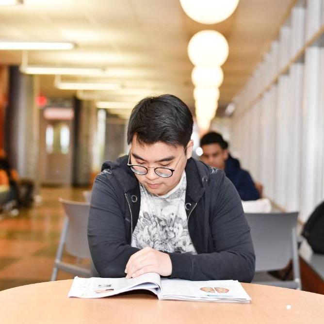 在餐桌上学习的学生